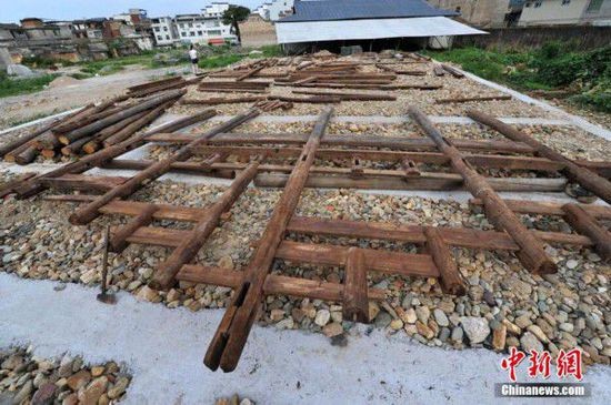 7月14日，由成龍捐贈給福建長汀的一棟徽派古建築正在長汀“臥龍書院”進行最後的組裝前准備。2013年，成龍因為將自己收藏的“老房子”——徽派古建築中的4棟捐贈給新加坡一所大學而引發了爭議，不少網友對成龍把中國的“老房子”捐到國外表示不滿。當年11月28日，成龍出席福建長汀縣國家歷史文化名城保護日啟動儀式時宣布，將把自己收藏多年的另一棟古建築無償捐贈給長汀縣。