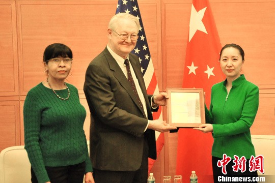 美退休外交官向中國駐美使館贈送中國老照片