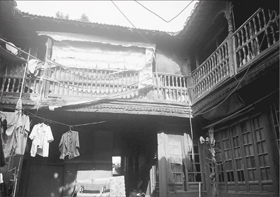 破敗的牛市古民居裡，仍有人居住。