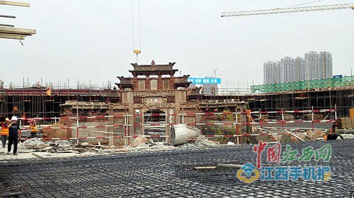 南昌一明清門樓尴尬立於建築工地