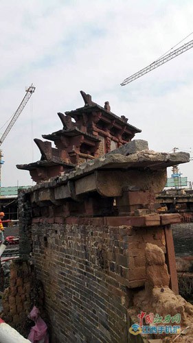 南昌一明清門樓尴尬立於建築工地