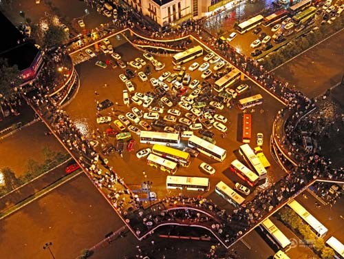 暴雨夜襲古城西安城區多處成“海”