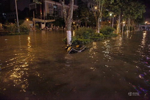 暴雨夜襲古城西安城區多處成“海”