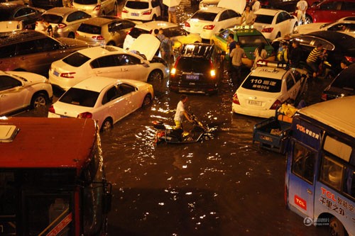 暴雨夜襲古城西安城區多處成“海”