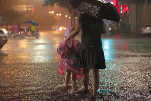 暴雨夜襲古城西安城區多處成“海”
