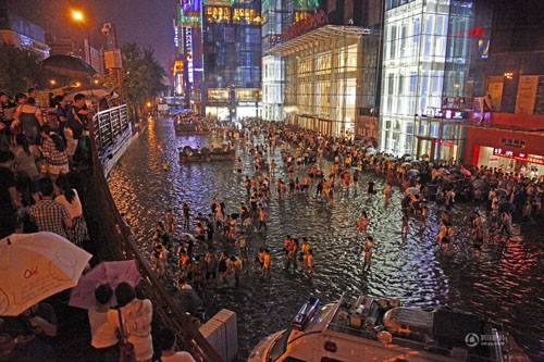 暴雨夜襲古城西安城區多處成“海”