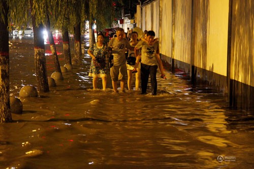 暴雨夜襲古城西安城區多處成“海”