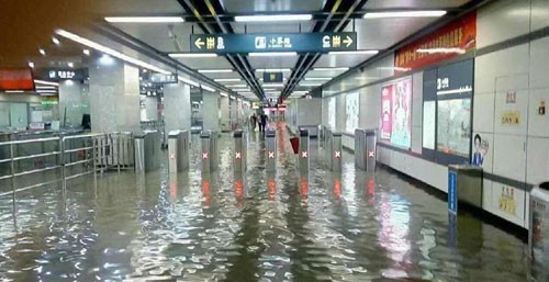 暴雨夜襲古城西安城區多處成“海”