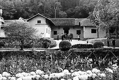 毛澤東故居題匾四次變更：1955年寫成“故居”