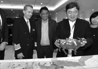 單霁翔院長在游輪上介紹故宮文創產品