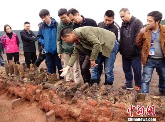 考古人員介紹，槽形爐上要以三個坩埚為一排擺放