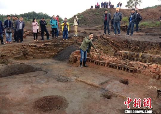 考古人員介紹桐木嶺遺址中的冶煉作坊