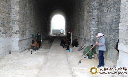 安徽鳳陽明中都城遺址午門內發現明初道路