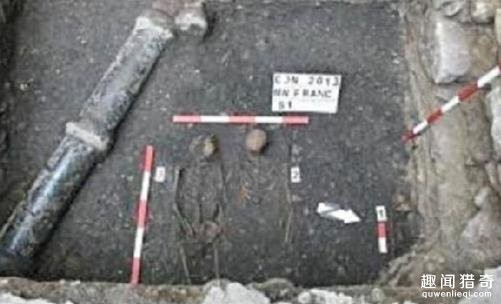 考古發現罕見屍骨 男女牽手合葬