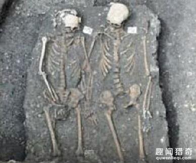 考古發現罕見屍骨 男女牽手合葬