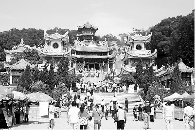 湄洲媽祖祖廟西軸線建築群，包括正殿、寢殿、鐘鼓樓等