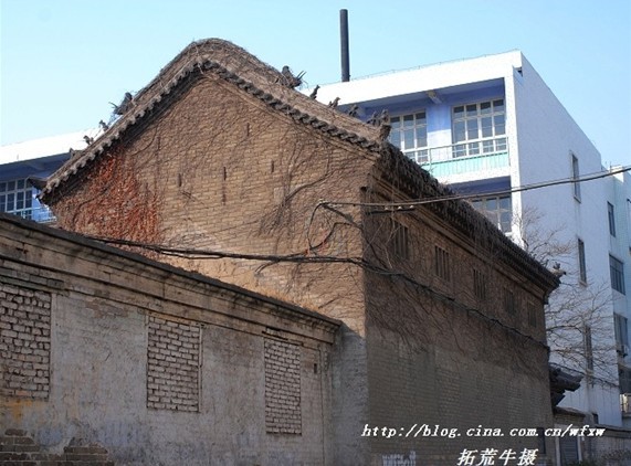 萬印樓是一棟兩層樓，典型的清代建築風格，全部用灰色磚塊砌成，樓體坐東朝西