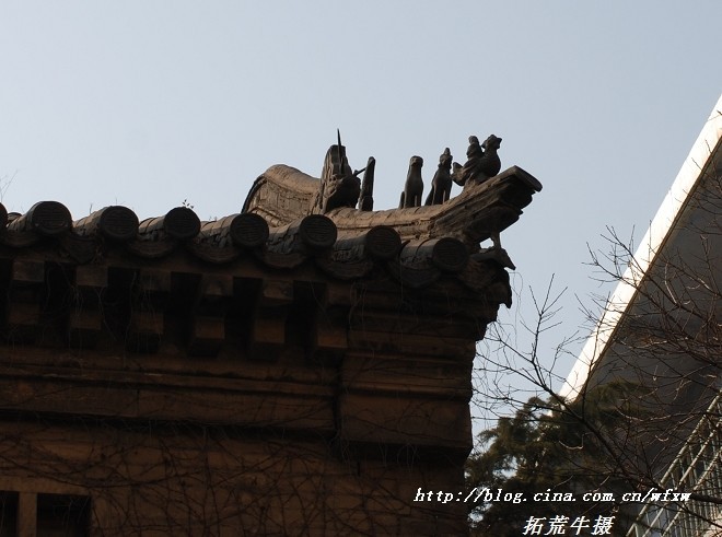 樓角的傳統裝飾，在訴說著萬印樓昔日的富麗