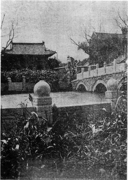 1931年的泮池舊照，遠處為大成門