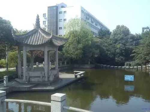 盤點各大著名高校內古老建築