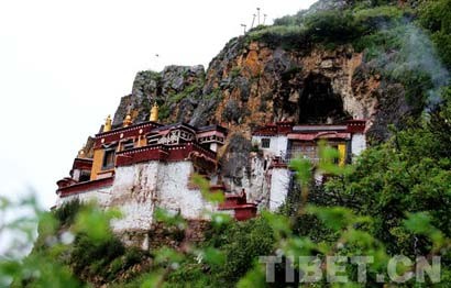 因洞而建寺
