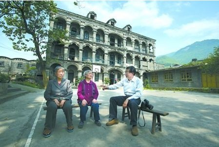 何智亞向當地居民詢問小洋樓的情況