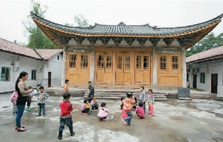 一群小學生在這座古建築前玩耍