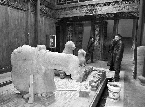 高升民俗館裡古樸的石馬、石羊、石虎
