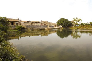 大旗頭古村古建築群前的大池塘不僅是排水系統的一部分，而且在房屋著火時可以抽水滅火