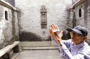張衍謙說，屋內牆上兩個洞口也可用於排水