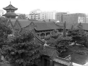 周圍高樓林立，清真寺顯得格外幽靜