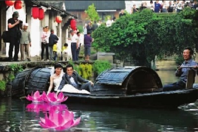 傳統的放荷花燈成了現在年輕人結婚拍照的一個“節目”