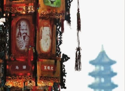 不少人家門口掛著印有歷史名人畫像的宮燈