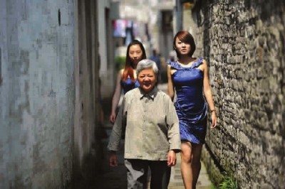 在“書聖故裡”的小巷，年輕人與老奶奶同行