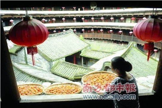 衍香樓裡，村民們在曬柿餅