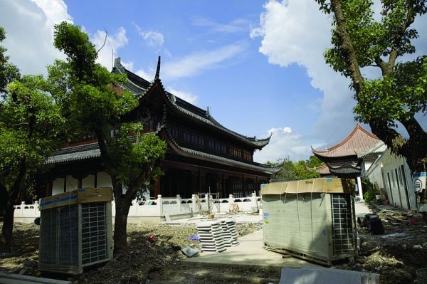蘇州中學校園內新修建落成的著名古建“尊經閣”，將作為該校校史館，在它的隔壁是蘇州文廟