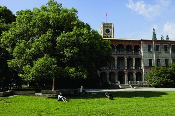 蘇州大學鐘樓前，一位學生穿著民國學生服在拍寫真