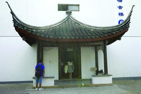 蘇州衛生職業學校的宿捨樓入口的半亭式設計