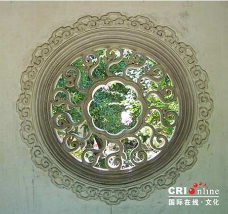 由於這些花窗的緣故，園內的景致，成了一幅幅妙曼的圖畫
