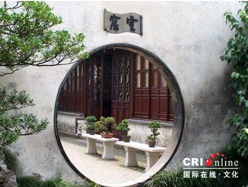 蘇州園林的園牆常設洞門。其通過洞門透視景物,可以形成焦點突出的框景