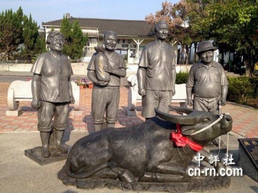 火車站前設置紀錄片“無米樂”四位主角：昆濱伯夫婦、煌明伯、文林伯、水牛石雕造型，以此為後壁區入口意像