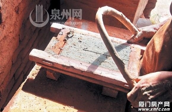 使用“小弓”和磨具制出磚的雛形
