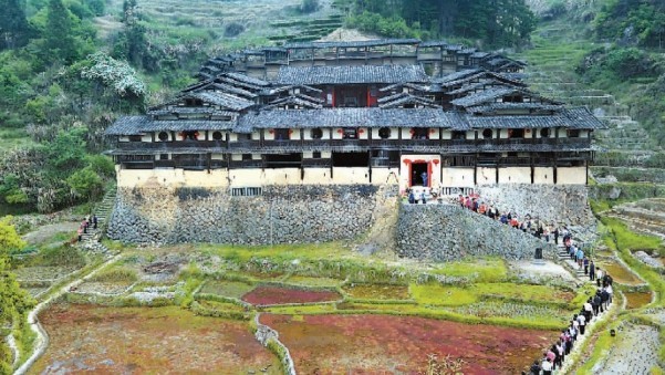 茂荊堡全景， 它是土堡與樓房結合的典型建築
