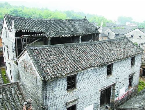 一些古屋雖瓦梁開始崩塌，但牆體依然結實