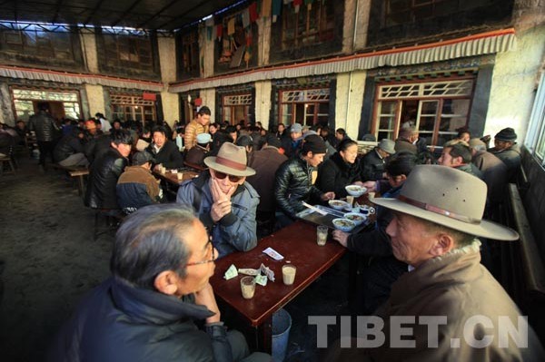 八廓街老光明茶館內人們邊喝邊聊