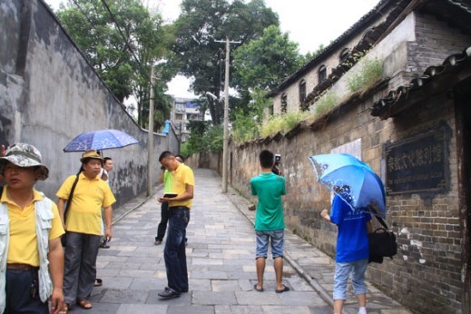 青石板路的巷道