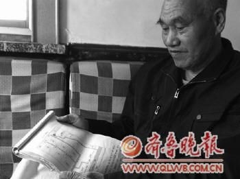 牛志倫老人向記者講述三大名宅的過往