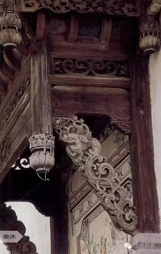 頭頂上的華麗：中國古建築之“雀替”