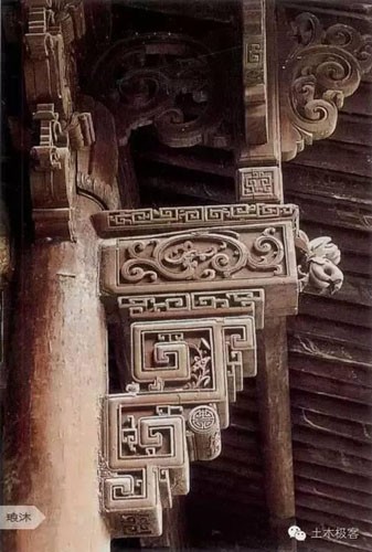 頭頂上的華麗：中國古建築之“雀替”