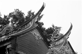 龍鳳裝飾著燕尾脊